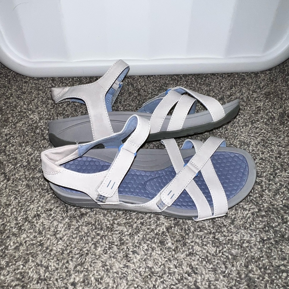 Women’s Danny BareTraps Sandals! Size 10M. Very Good Condition!!